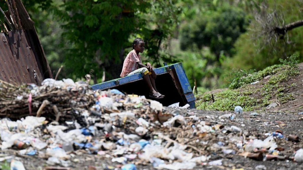 Choléra à Mayotte : comment s'organise la vaccination pour tenter d'endiguer l’épidémie ?
Plus de 4 000 cas contacts ont été vaccinés dans l'archipel. Près de 100 cas de choléra ont été recensés depuis la mi-mars.