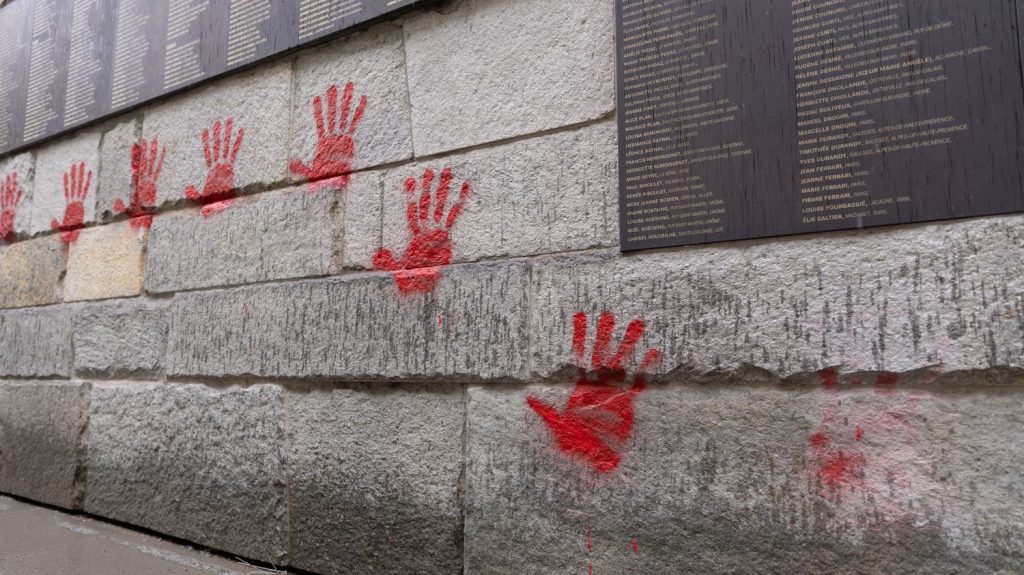 Tags de mains rouges sur le Mémorial de la Shoah : une information judiciaire a été ouverte vendredi, annonce la procureure
Il y a deux semaines, le Mur des Justes du Mémorial de la Shoah a été vandalisé avec des peintures de mains rouges.