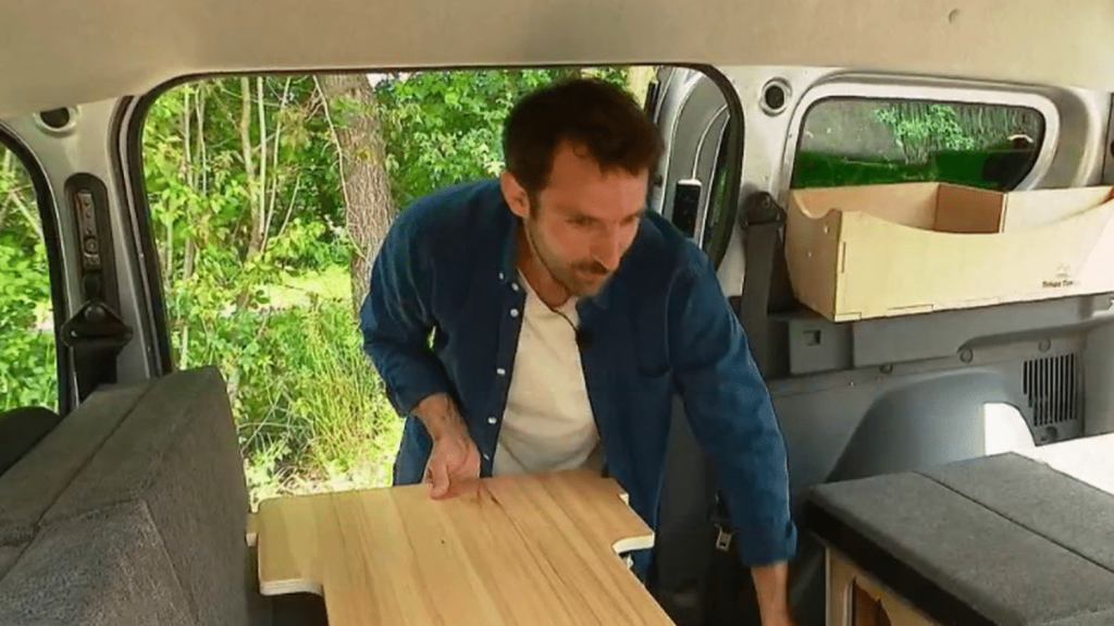Tendances : quand les voitures s’aménagent en camping-car
À une époque, les vans étaient devenus des symboles de liberté, prisés notamment par les surfeurs. Aujourd'hui, faute de moyens, certains adeptes se contentent de plus petits véhicules. Un atelier, qui produit des kits pour transformer sa voiture, croule sous les demandes.