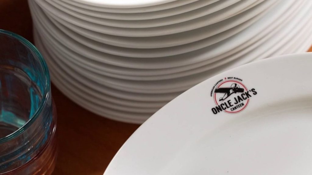 Restauration : le succès de la vente aux enchères de mobilier et de vaisselle
Les ventes aux enchères de matériel de restauration se multiplient. À Châlons-en-Champagne, dans la Marne, l'ensemble du service et des décors d'un "diner" à l'américaine a attiré près de 200 acheteurs.
