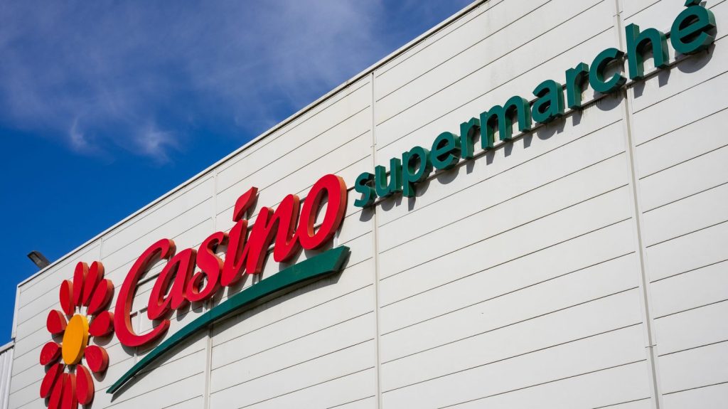 Le groupe Casino, en proie à de graves difficultés financières, a cédé 121 magasins à Auchan, Les Mousquetaires et Carrefour
Le distributeur, en proie à de graves difficultés financières, a annoncé mardi avoir vendu 121 magasins grand format, et a précisé que "les cessions des 166 magasins restants interviendront en deux étapes, le 31 mai 2024 et le 1er juillet 2024".