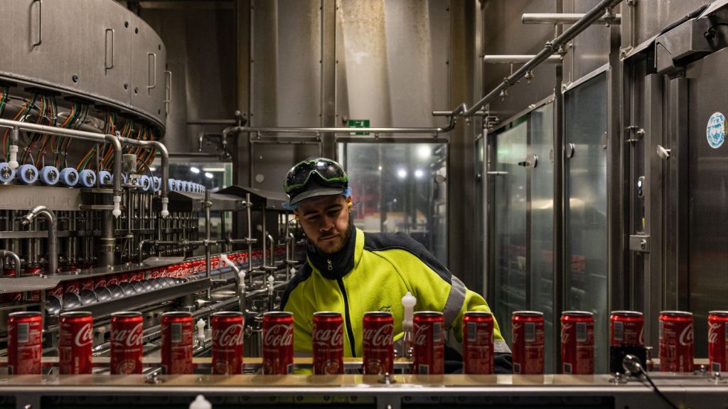 Coca-Cola : malgré des tarifs en hausse, les ventes continuent de progresser
Coca-Cola, la célèbre marque de soda a publié ses résultats pour le premier trimestre 2024 : malgré l'inflation et la hausse des matières premières, ils sont meilleurs que prévus. La marque emblématique est bien ancrée dans les foyers français.