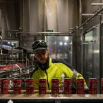 Coca-Cola : malgré des tarifs en hausse, les ventes continuent de progresser
Coca-Cola, la célèbre marque de soda a publié ses résultats pour le premier trimestre 2024 : malgré l'inflation et la hausse des matières premières, ils sont meilleurs que prévus. La marque emblématique est bien ancrée dans les foyers français.