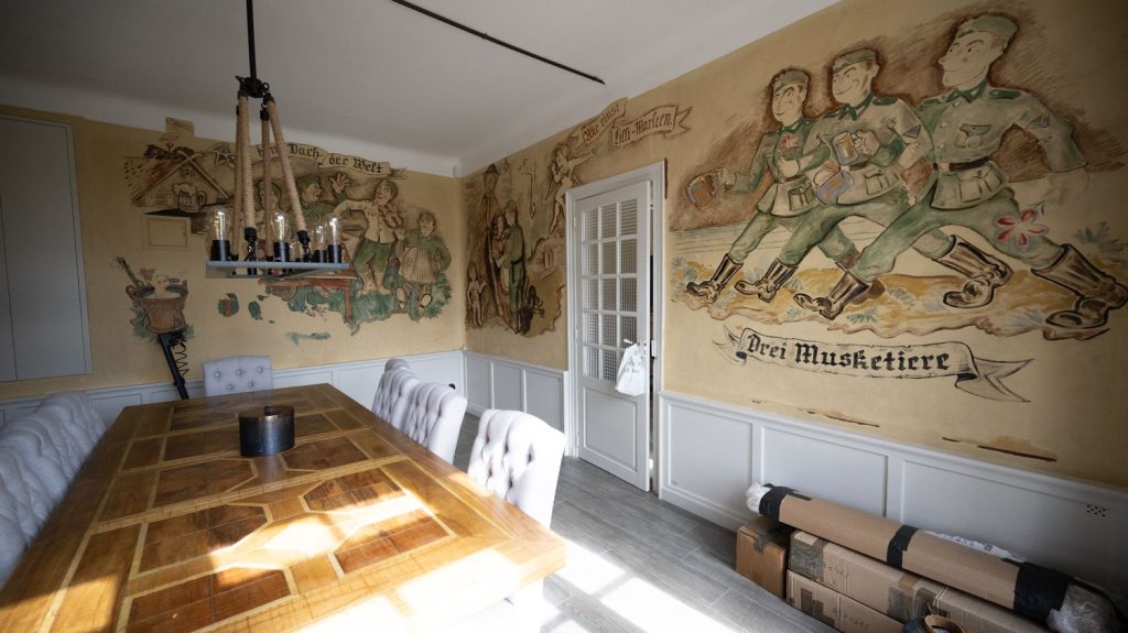 Bunker transformé en bar : en Normandie, les vestiges de 39-45 retrouvent une seconde vie
Longtemps laissés à l'abandon, des vestiges de la Seconde Guerre mondiale en Normandie retrouvent parfois une seconde jeunesse, relayant les témoins qui disparaissent 80 ans après le Débarquement.