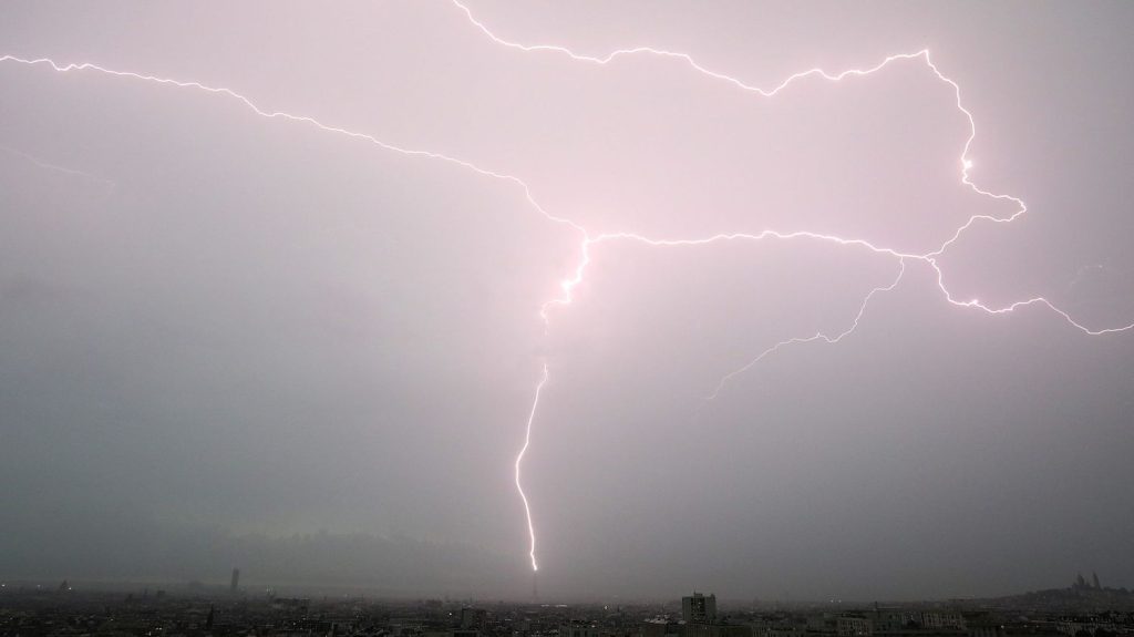 Météo-France place 14 départements du quart Nord-Est en vigilance orange aux orages
"Une vague orageuse, organisée et intense, va balayer les régions allant du nord de la Bourgogne aux Hauts-de-France entre la fin d'après-midi et la deuxième partie de nuit de mercredi à jeudi", prévient Météo-France.