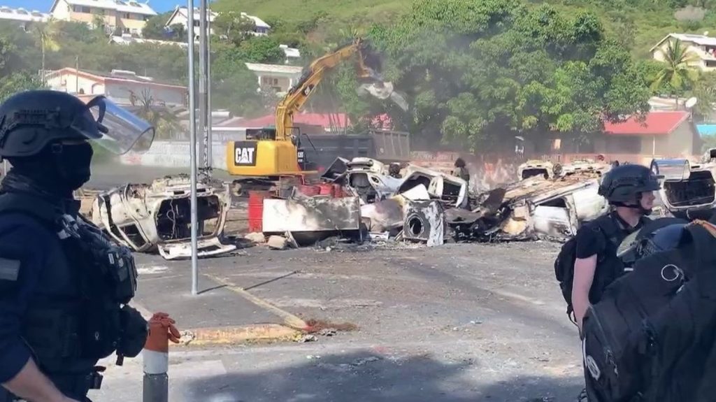 Émeutes en Nouvelle-Calédonie : l’état d’urgence va être levé
Depuis le 13 mai, la Nouvelle-Calédonie vit dans la violence. Les affrontements ont fait sept victimes depuis le début des émeutes. L’Élysée a annoncé que l’état d’urgence sera levé lundi 27 mai en début de soirée.