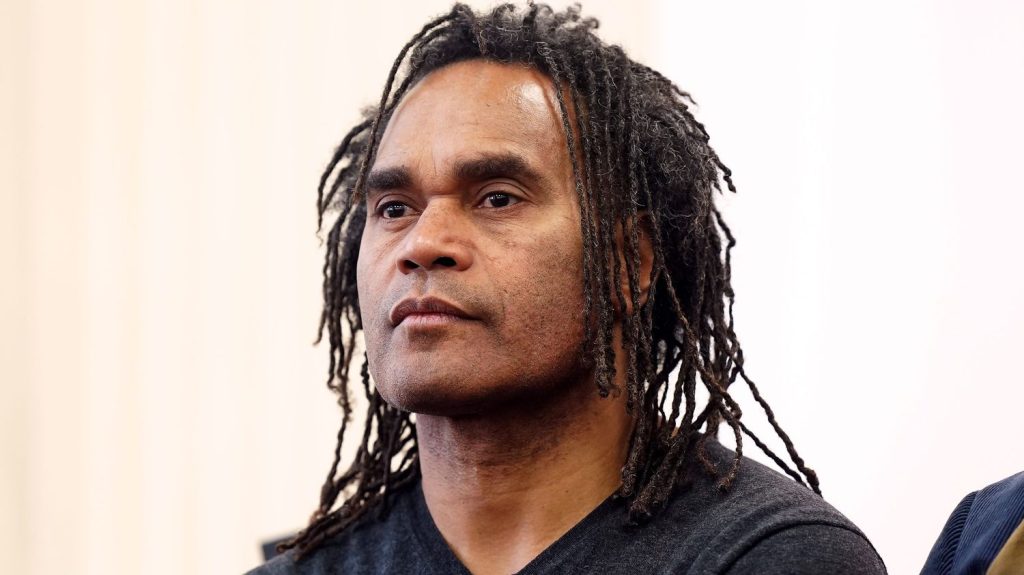 Crise en Nouvelle-Calédonie : "Deux personnes de ma famille ont été tuées" lors des émeutes, confie Christian Karembeu
"Je suis en deuil", a témoigné lundi le champion du monde de football 1998, originaire de la Nouvelle-Calédonie, au micro d'Europe 1.
