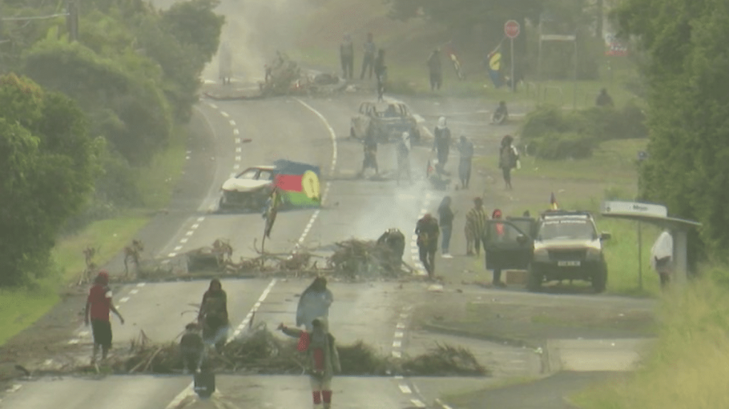 Émeutes en Nouvelle-Calédonie : qui sont les auteurs des violences ?
Alors que la Nouvelle-Calédonie est en proie à des violences urbaines, les autorités accusent la CCAT, une cellule indépendantiste créée fin 2023 pour protester contre la réforme visant à modifier le corps électoral.