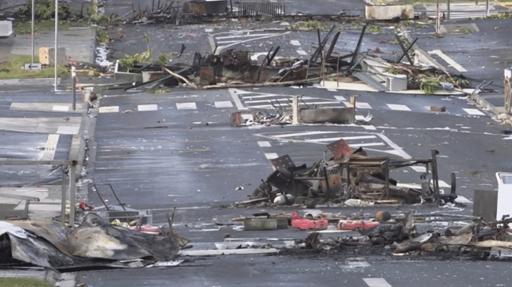 Émeutes en Nouvelle-Calédonie : les affrontements se poursuivent autour des barrages
Les violences se sont poursuivies en Nouvelle-Calédonie, dans la nuit du vendredi 17 au samedi 18 mai. De nombreux barrages se sont formés, dont certains tenus par des émeutiers. Un père de famille est décédé en tentant d'en franchir un.