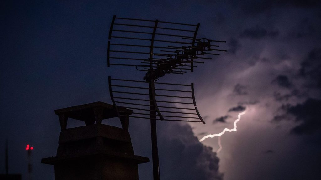 Dordogne : de violents orages de pluie et de grêle font de gros dégâts dans le sud du département, 600 foyers privés d'électricité
Des routes et des maisons ont été inondées, des vignes endommagées. Les pompiers ont aussi été appelés pour secourir les passagers d'une voiture en difficulté à Bergerac.