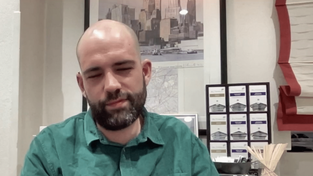 Eurovision 2024 : le président de l’Inter-LGBT souligne l'importance de la visibilité pour les personnes non-binaires
L'artiste suisse Nemo a remporté le concours de l’Eurovision, samedi 11 mai. James Leperlier, président de l’Inter-LGBT, invité du 19/20 info, salue cette victoire.