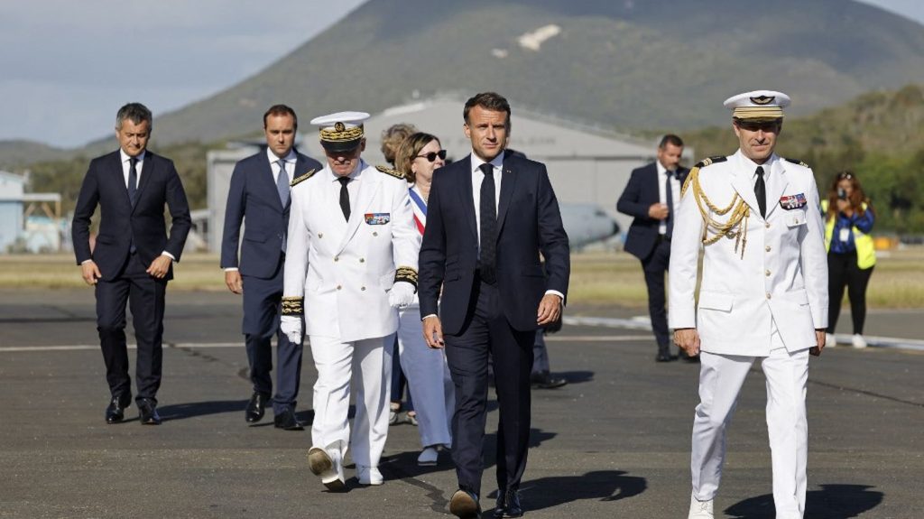 Dialogue, reconstruction, solidarité avec les forces de l'ordre... Les objectifs de la visite d'Emmanuel Macron en Nouvelle-Calédonie
Le chef de l'Etat est en visite dans l'archipel pendant une journée. A l'issue de son déplacement, il devrait faire plusieurs annonces, d'après son entourage.