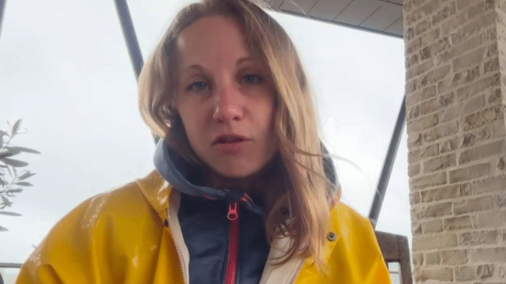 Intempéries dans l’Yonne : "Même les grands-parents disent que c’est quelque chose qui ne se voit jamais", témoigne Julie Fèvre, viticultrice à Chablis
Toutes les vignes du domaine de Julie Fèvre, viticultrice à Chablis (Yonne), ont été détruites par l’orage, mercredi 1er mai. Elle témoigne dans le 11/13 info.