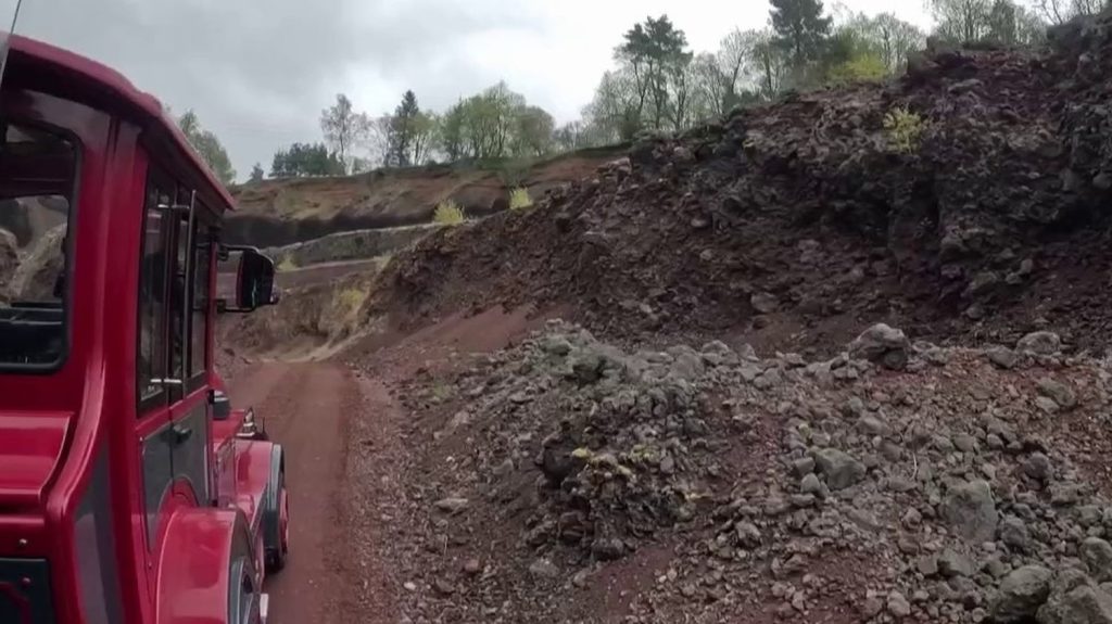 Auvergne : visite en train du célèbre volcan de Lemptégy
L'Auvergne regorge de trésor, dont plus de 80 volcans. Parmi eux, le volcan de Lemptégy (Puy-de-Dôme) est inscrit au patrimoine mondial de l'Unesco.