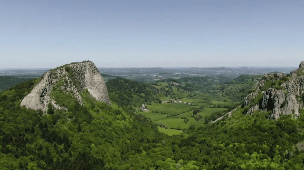 Patrimoine : la classe des volcans d’Auvergne
Les volcans d’Auvergne sont une destination très prisée des groupes scolaires. Cela permet aux enfants de découvrir des paysages rares.