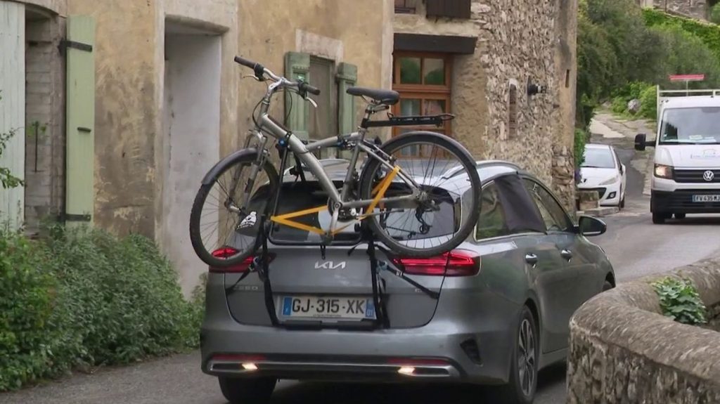 Vidéo
L'application GPS Waze fait le cauchemar des habitants d'une commune de l'Ardèche
Pour éviter les bouchons, de nombreux automobilistes ont recours aux applications d'aide à la conduite, à l'image de Waze. En proposant des trajets alternatifs, elle encombre les rues des villages en Ardèche, suscitant la colère des habitants.