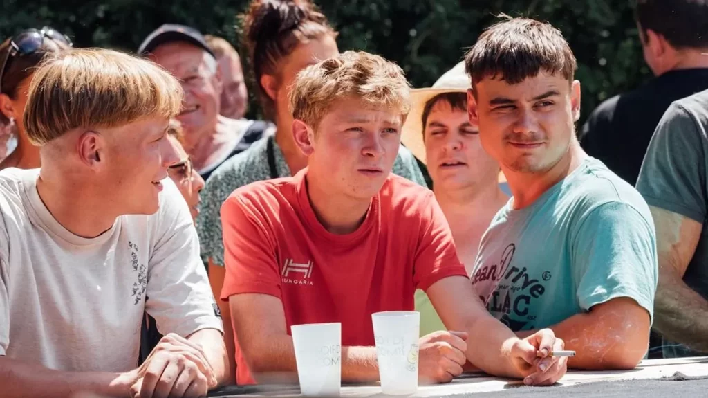Festival de Cannes 2024 : "Vingt Dieux", un western rural au pays du comté
À tout juste 30 ans, la réalisatrice Louise Courvoisier signe une épopée sentimentale et fromagère à la fois brute et lumineuse. Tourné dans le Jura de son enfance, "Vingt Dieux" est un portrait drôle et poétique de la jeunesse rurale.