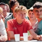 Festival de Cannes 2024 : "Vingt Dieux", un western rural au pays du comté
À tout juste 30 ans, la réalisatrice Louise Courvoisier signe une épopée sentimentale et fromagère à la fois brute et lumineuse. Tourné dans le Jura de son enfance, "Vingt Dieux" est un portrait drôle et poétique de la jeunesse rurale.