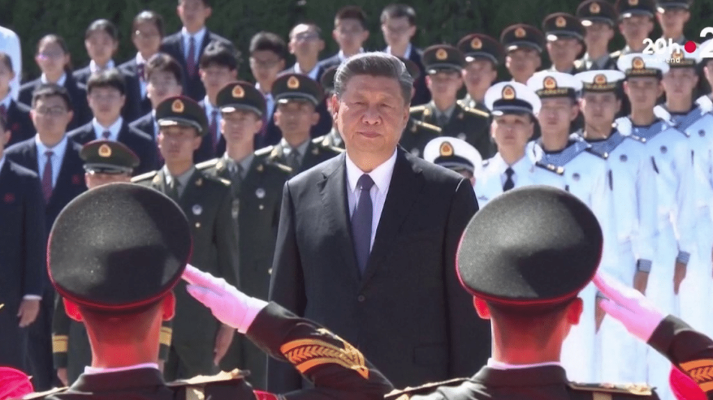 Xi Jinping en France : un chef d’État inflexible
C’est l’image du dimanche 5 mai : l’arrivée du président chinois en France, accueilli par le Premier ministre. Une visite d’État pendant laquelle les sujets de tension et de discussion potentiels ne manquent pas.