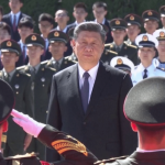 Xi Jinping en France : un chef d’État inflexible
C’est l’image du dimanche 5 mai : l’arrivée du président chinois en France, accueilli par le Premier ministre. Une visite d’État pendant laquelle les sujets de tension et de discussion potentiels ne manquent pas.
