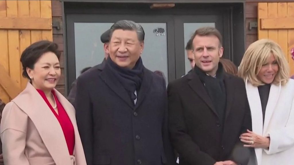 Visite de Xi Jinping en France : Emmanuel Macron et le président chinois au Tourmalet
Emmanuel Macron et Xi Jinping se sont rendus au col du Tourmalet, dans les Hautes-Pyrénées, mardi 7 mai. Cela conclut la visite d'État de deux jours du président chinois.