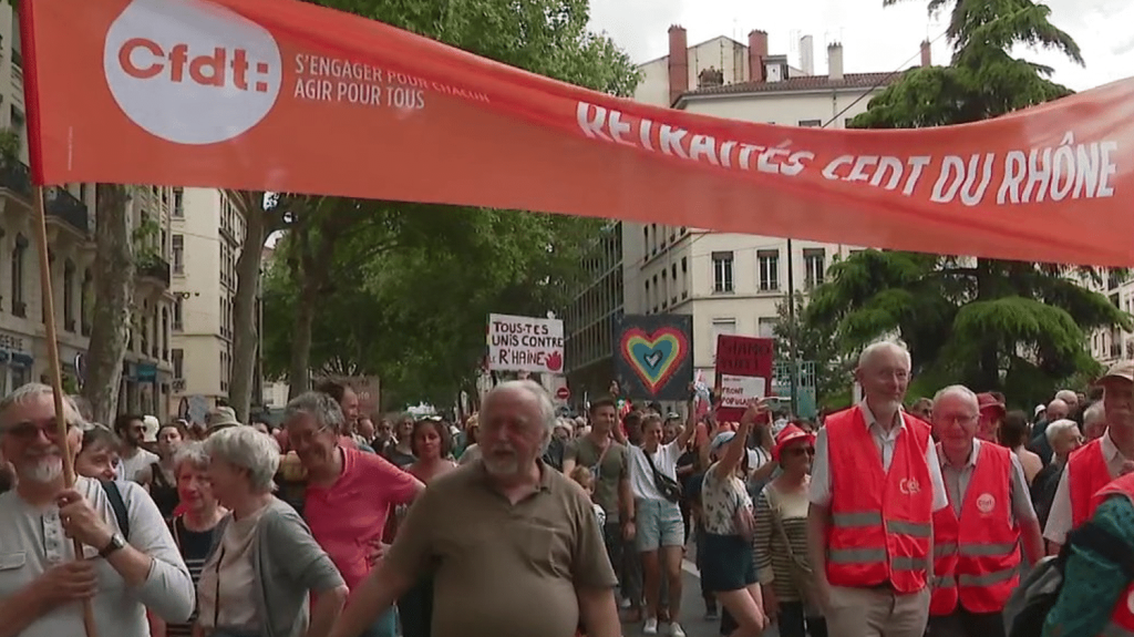 Manifestations contre l’extrême droite : 10 000 personnes rassemblées à Lyon
Plusieurs milliers de personnes ont manifesté, dimanche 16 juin, à Lyon (Rhône) contre l’extrême droite. Selon la préfecture, environ 10 000 personnes étaient présentes.
