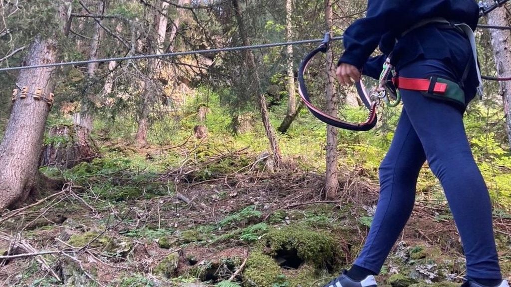 Entre VTT et accrobranche, des activités à tester à la montagne
Aventurière, épicurienne, apaisante : la montagne, aux beaux jours, offre une belle variété de loisirs. Comme à Sainte-Foy-Tarentaise en Savoie, où se sont rendus en famille nos deux guides ados, Achille et Bastien.