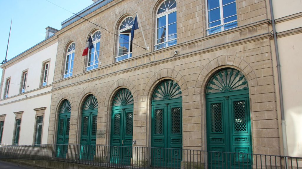 Émeutes à Cherbourg : dix-huit mois de prison ferme pour l'un des auteurs de violences urbaines
A la barre, il a affirmé ne "se souvenir de rien". L'homme a été condamné pour des violences avec usage d'une arme envers des forces de l'ordre et des dégradations.