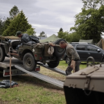 80 ans du Débarquement : le camp Geronimo de Sainte-Mère-Église reconstitué
Le 6 juin, la France va commémorer les 80 ans du Débarquement. Pour l’occasion, le camp Geronimo, installé par les Américains en 1944 à Sainte-Mère-Église, dans la Manche, a été reconstitué.