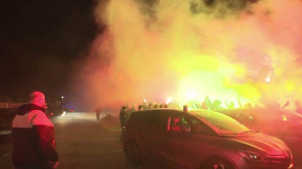 Football : la folie à Saint-Étienne après la montée en Ligue 1
La nuit a été courte pour les supporters de l’AS Saint-Étienne, qui ont fêté dans le centre-ville le retour de leur équipe en Ligue 1 après le barrage contre le FC Metz.