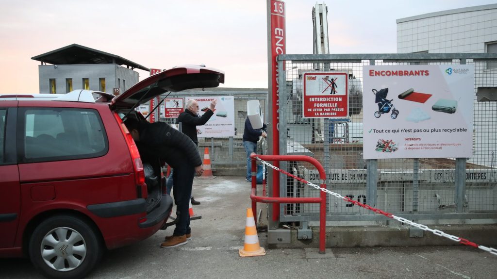 Témoignages
"Je lui ai dit que le papier allait dans les bornes à papier et il s'est jeté sur moi" : en France, de plus en plus d'agressions dans les déchetteries
Les insultes et les agressions physiques font désormais partie du quotidien des agents valoristes, dans les déchetteries.