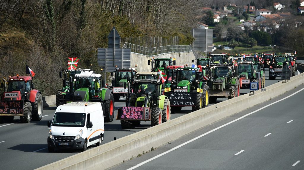 Colère des agriculteurs : "On n’admettra pas que les camions soient bloqués, saccagés ou retournés", "nous respectons les normes", assure la Confédération marocaine de l'agriculture
Des agriculteurs bloquent sept points de passage le long de la frontière franco-espagnole, lundi 3 juin. Il n'y a aucune raison que les importations "qui respectent les normes environnementales et d'étiquetage" soient bloquées selon la Confédération marocaine.