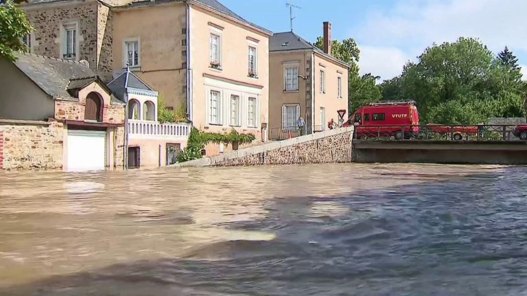Intempéries : placée en alerte rouge, la Mayenne victime d'une crue "historique"
Après les pluies intenses, le risque de crues inquiète dans la Mayenne et le Maine-et-Loire, qui ont été placés en vigilance rouge. A Craon, l'eau est en train de monter sous l'œil inquiet des habitants.