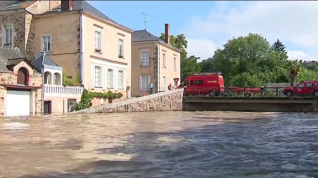 Intempéries : alerte rouge aux crues en Mayenne et dans le Maine-et-Loire
L’Oudon est sorti de son lit à Craon pour atteindre un niveau sans précédent en Mayenne et dans le Maine-et-Loire.