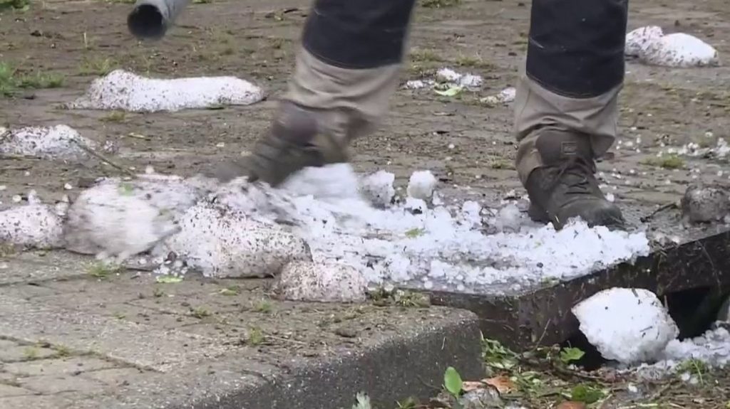Intempéries : les images impressionnantes des orages de grêle dans le Doubs et le Jura
Les intempéries se poursuivent, jeudi 20 juin, avec deux départements placés en alerte rouge crues. La veille, de violents orages de grêle ont causé de nombreux dégâts dans le Doubs et dans le Jura.
