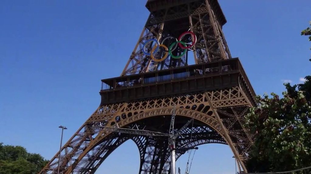 Paris 2024 : les anneaux olympiques installés sur la tour Eiffel
Lourds de 30 tonnes, et larges de 29 mètres, les anneaux olympiques ont été suspendus en hauteur sur la tour Eiffel, vendredi 7 juin.