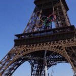 Paris 2024 : les anneaux olympiques installés sur la tour Eiffel
Lourds de 30 tonnes, et larges de 29 mètres, les anneaux olympiques ont été suspendus en hauteur sur la tour Eiffel, vendredi 7 juin.