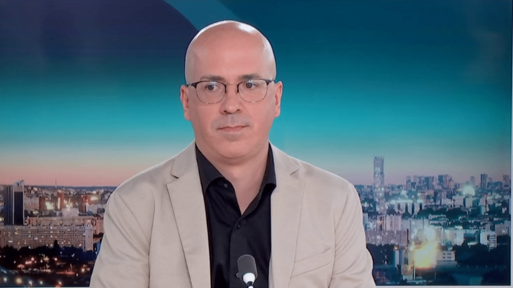 Crise en Nouvelle-Calédonie : “Ce qui est ressenti chez les kanaks, c’est le déploiement d’une justice coloniale”, analyse un anthropologue
L’arrestation et l’incarcération en métropole de figures du mouvement indépendantiste CCAT a provoqué un choc en Nouvelle-Calédonie. Benoît Trépied, anthropologue au CNRS, apporte son éclairage sur le plateau du 19/20 info.