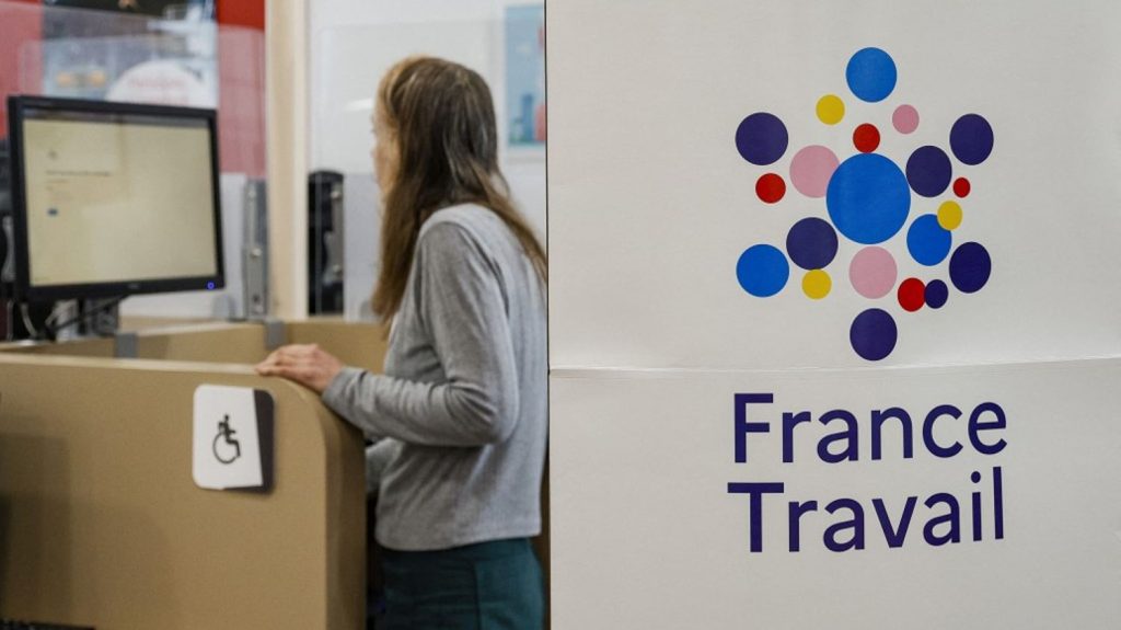 Le décret encadrant les règles de la réforme de l'assurance-chômage ne sera pas publié avant le 1er juillet, selon le ministère du Travail
Les règles actuelles encadrant l'assurance-chômage sont valables jusqu'au 30 juin et un nouveau décret est indispensable pour les prolonger. Mais celui-ci ne sera pas publié d'ici lundi, alors que le week-end est marqué par une période de réserve électorale en raison des législatives.