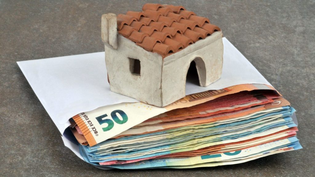 Immobilier : vers une baisse des taux d'intérêt à 3,75%
Une réunion importante va se tenir jeudi à la Banque centrale européenne. La BCE doit normalement baisser ses taux d'un quart de point, ce qui était très attendu depuis la maîtrise de l'inflation au-dessous de 2,5%.