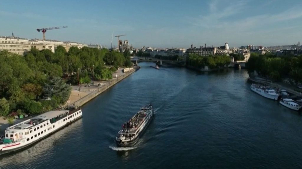 Paris 2024 : les contrats secrets des bateaux de la parade de la cérémonie d'ouverture
La répétition générale de la cérémonie d'ouverture des JO a eu lieu à Paris, lundi 17 juin. Au sein de la flotte de cette parade, une centaine de bateaux privés seront mobilisés pour prendre en charge des athlètes. Une bonne affaire pour leurs propriétaires ?