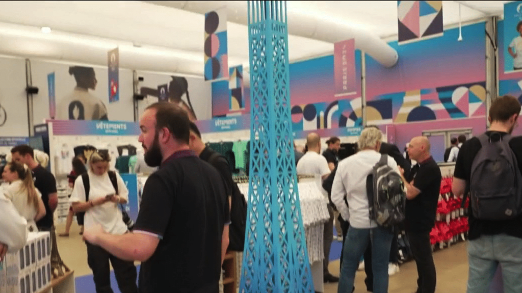 Paris 2024 : la plus grande boutique officielle des Jeux ouvre ses portes
Ce jeudi 27 juin, la plus grande boutique des Jeux Olympiques de Paris vient d’ouvrir ses portes.
