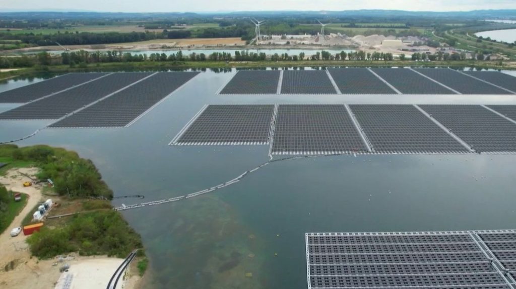 Vaucluse : l’une des plus grandes centrales solaires flottantes d'Europe à Piolenc
Une centrale de 17 hectares a été construite sur un lac artificiel dans le Vaucluse, avec quelque 47 000 panneaux photovoltaïques qui donnent l’impression de flotter sur l’eau.