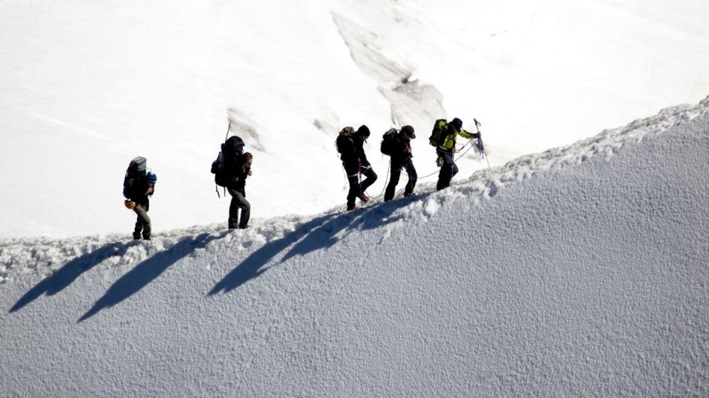 Cinq personnes ont fait des chutes mortelles en deux jours dans les Alpes
Les alpinistes ou randonneurs ont trouvé la mort mercredi et jeudi, notamment autour du mont Blanc, où les secours appellent à "différer ses projets de sorties en montagne" en raison de la persistance d'un fort enneigement.