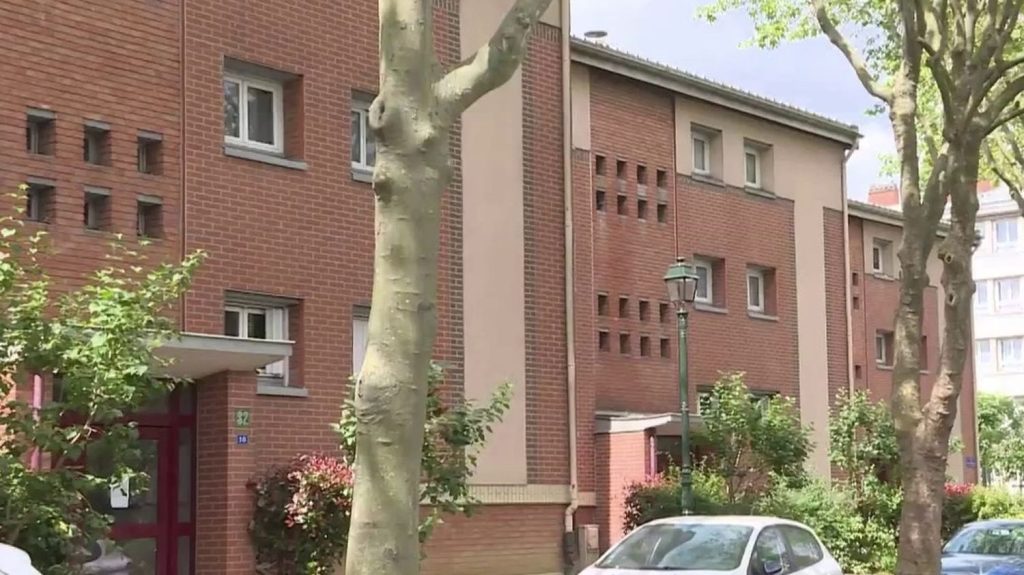 Collision mortelle à Clamart : un adolescent de 14 ans tue un automobiliste
Dans la nuit du 3 au 4 juin à Clamart, dans les Hauts-de-Seine, un conducteur de 34 ans est décédé dans une collision mortelle avec une voiture volée conduite par un garçon de 14 ans.