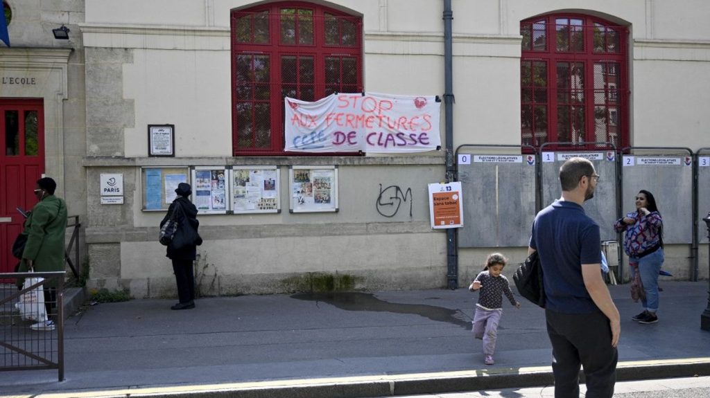 Législatives 2024 : des fonctionnaires lancent un comparateur de programmes pour les services publics
Ce collectif analyse les propositions du camp présidentiel, du Nouveau Front populaire, du RN et des Républicains non ralliés au RN sur des thèmes comme la justice, l'école et la santé.