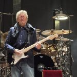 En concert pour quatre dates en France, le chanteur et guitariste de légende Eric Clapton a transpiré le blues à Lyon
Le "guitar hero" était en concert mercredi à Lyon. Un show majoritairement dédié au blues qu'il propose à nouveau ce vendredi aux Arènes de Nîmes. .