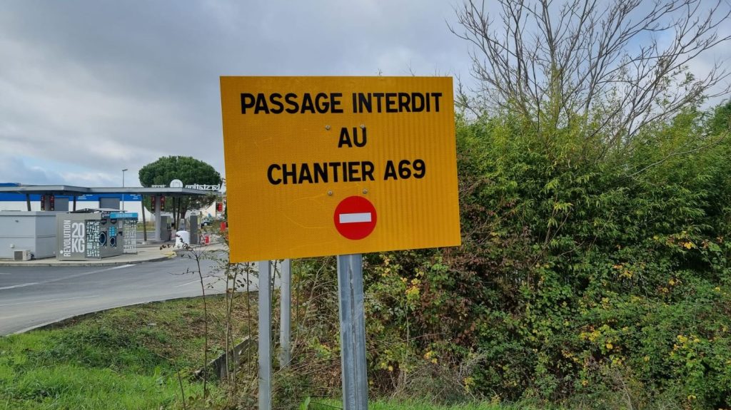 Le futur concessionnaire de l'A69 a déposé 115 plaintes pour des dégradations sur le chantier de l'autoroute
"On mènera le chantier jusqu'au bout", défie le directeur de projet chez NGE-BTP, qui construit cet axe entre Toulouse et Castre alors que de nouvelles mobilisations sont prévues ce week-end.