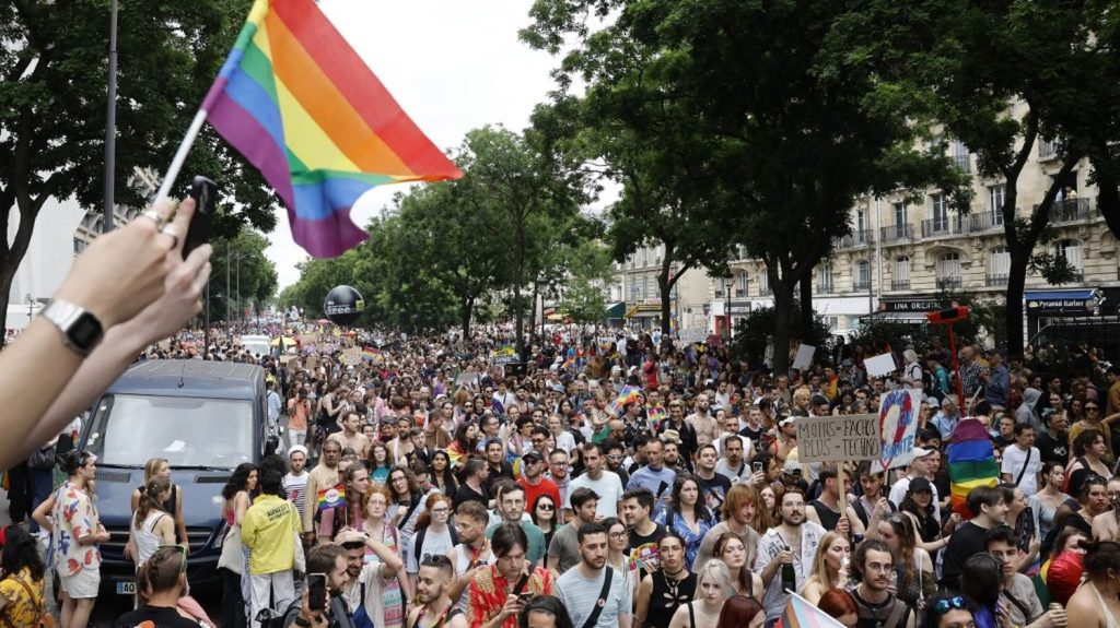 Marche des fiertés LGBTQ+ : des milliers de personnes à Paris contre la transphobie
Les organisateurs de cette édition 2024 au sein de la capitale ont dénoncé une offensive transphobe.
