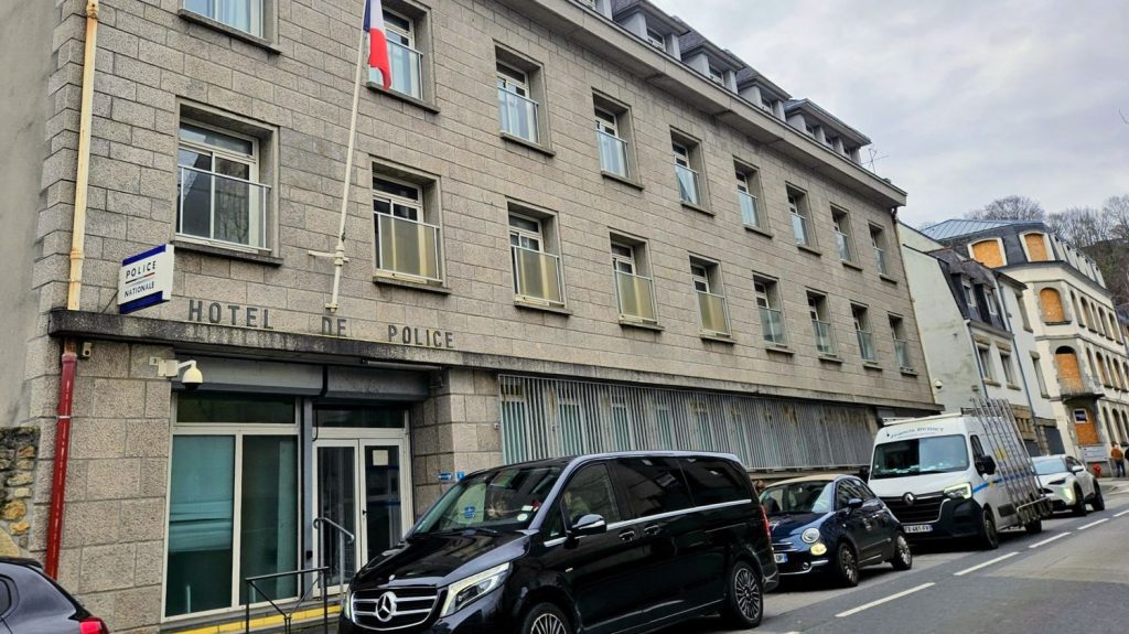 ARS envahie à Quimper : cinq nouveaux militants syndicaux convoqués la semaine prochaine au commissariat
En septembre dernier, des militants syndicaux avaient envahi l'ARS à Quimper et retenu pendant plusieurs heures la directrice générale de l'ARS lors d'une réunion sur l'avenir de l'hôpital de Carhaix.